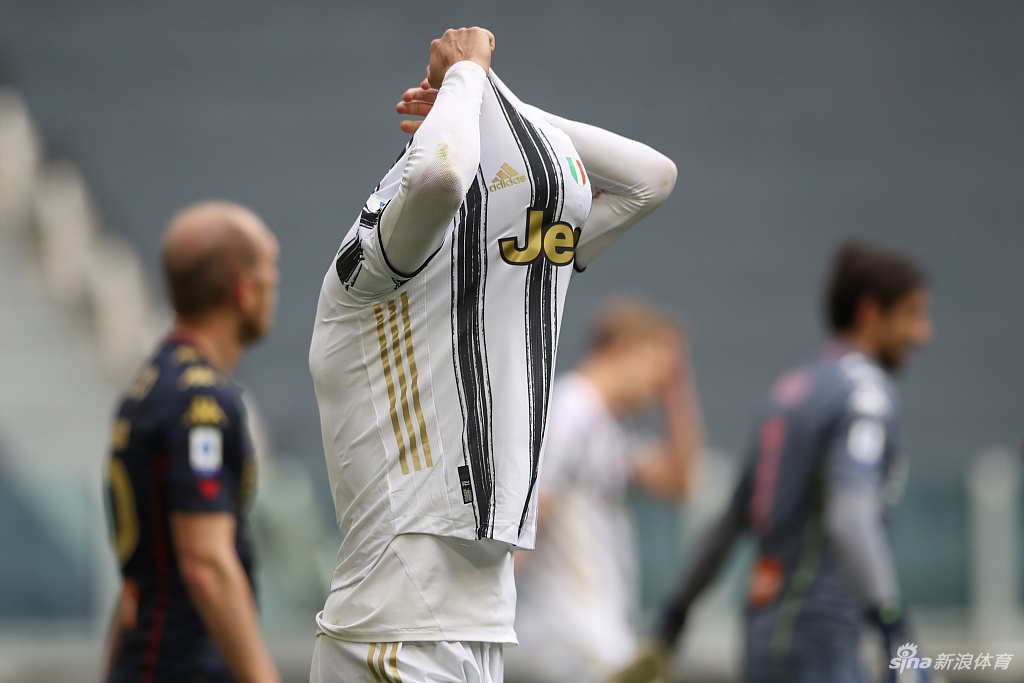 C罗赛后心情不佳 把球衣扔地上送给球童