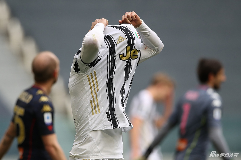 C罗赛后心情不佳 把球衣扔地上送给球童