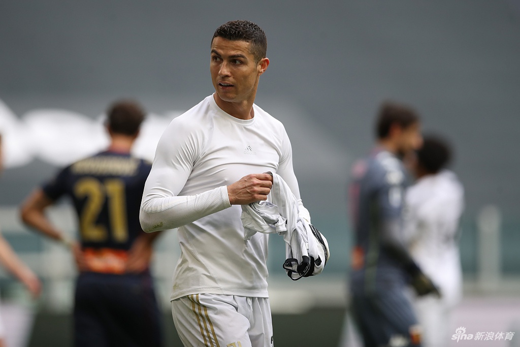 C罗赛后心情不佳 把球衣扔地上送给球童