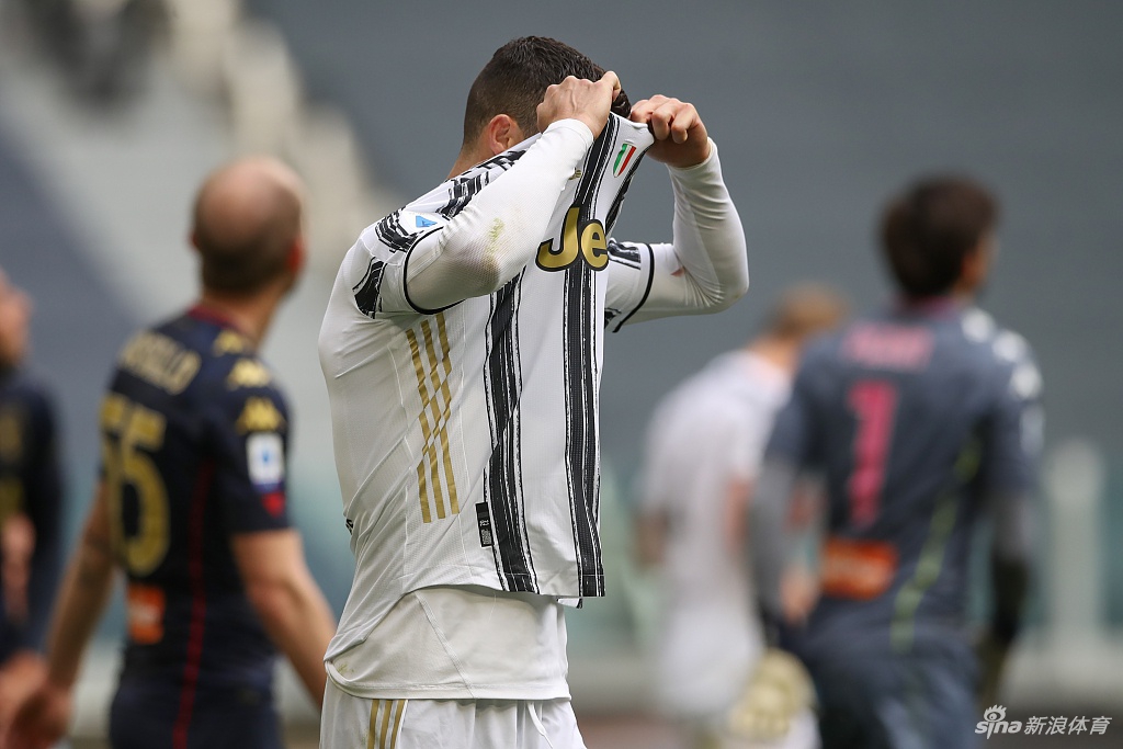 C罗赛后心情不佳 把球衣扔地上送给球童