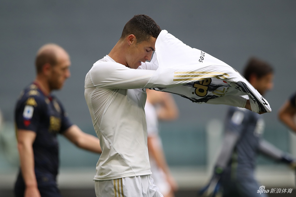 C罗赛后心情不佳 把球衣扔地上送给球童
