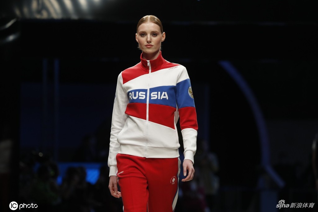 俄罗斯代表团东京奥运服饰亮相 俊男美女炫目展示