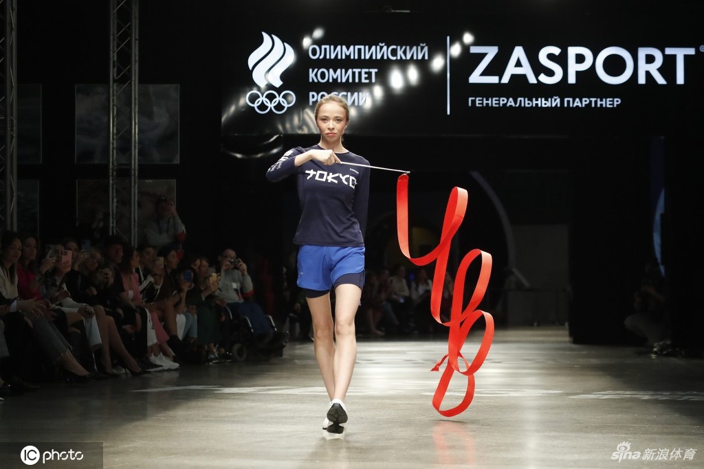 俄罗斯代表团东京奥运服饰亮相 俊男美女炫目展示
