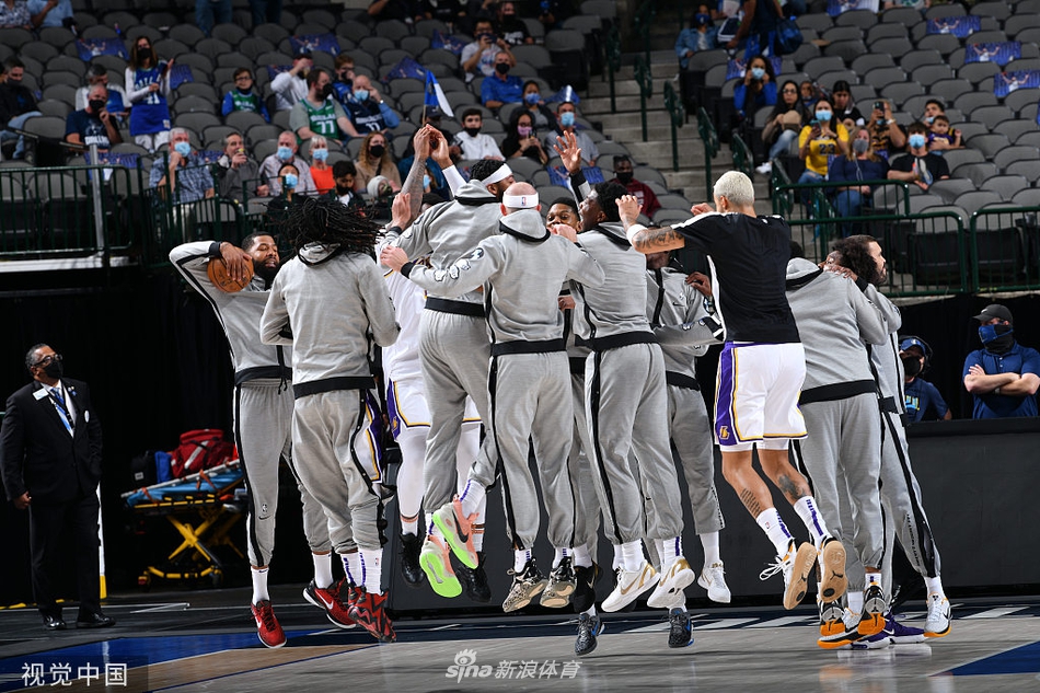 [NBA]湖人93-108独行侠 詹姆斯坐看输球脸色差