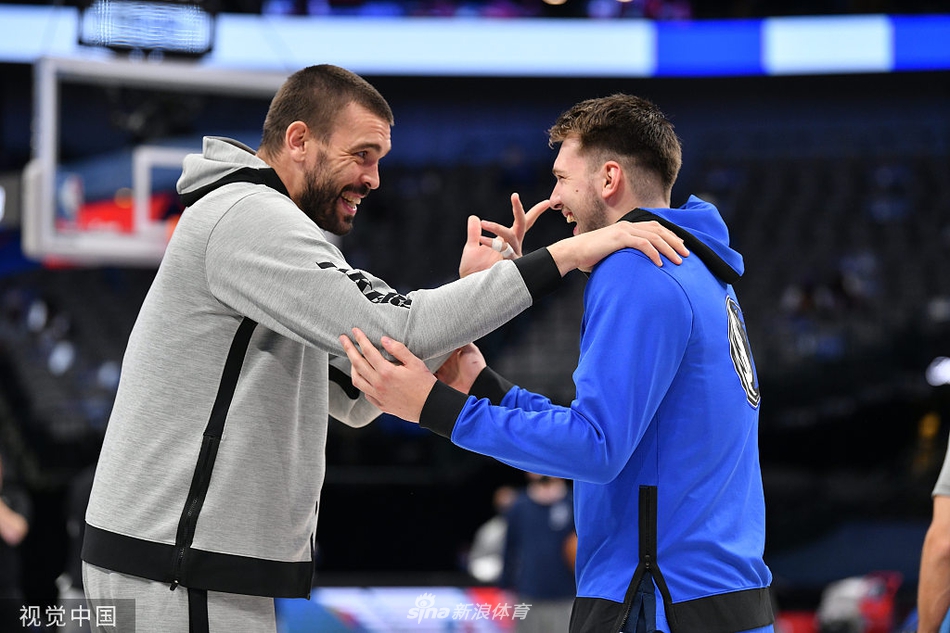 [NBA]湖人93-108独行侠 詹姆斯坐看输球脸色差