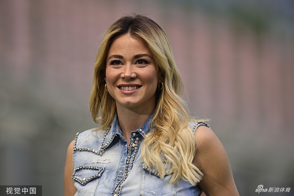 当红女主播报道国米相当抢镜 感受她的好身材