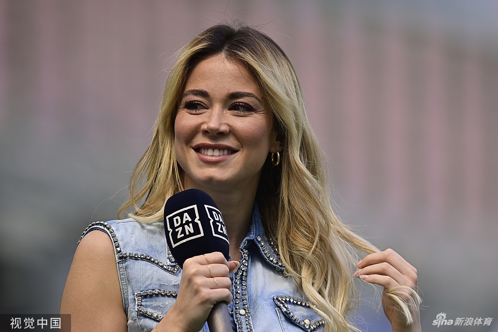 当红女主播报道国米相当抢镜 感受她的好身材