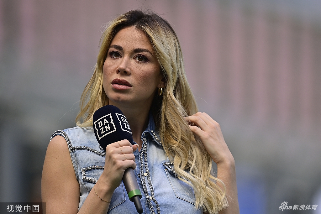 当红女主播报道国米相当抢镜 感受她的好身材