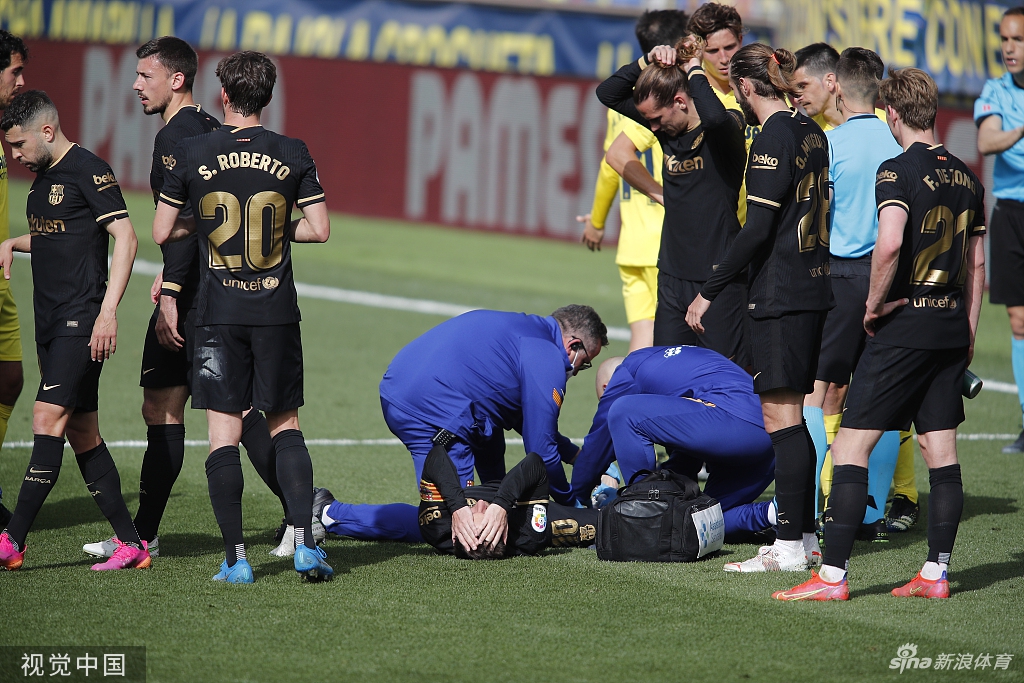 梅西一场被对手放倒四次 巨星待遇：凶狠犯规