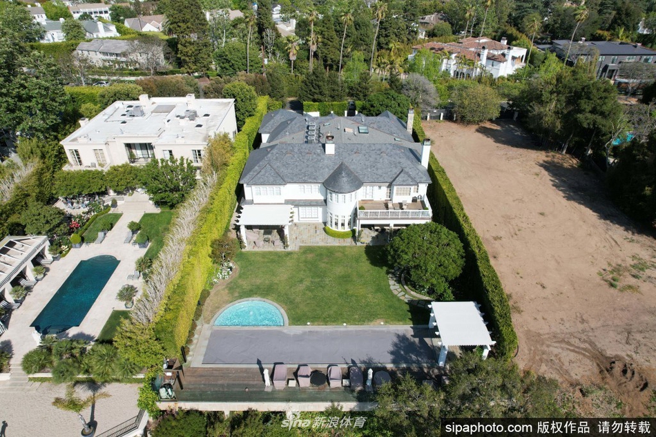 鸟瞰詹姆斯洛杉矶豪宅 面积大得像足球场