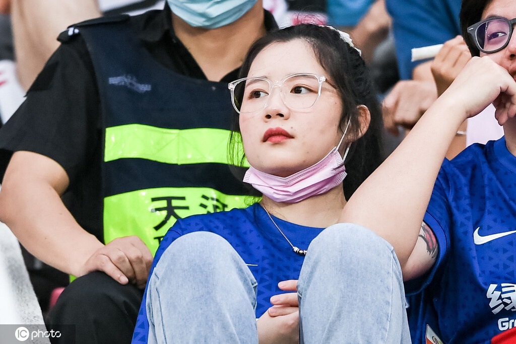 南北佳丽PK！各队女球迷看台观战中超