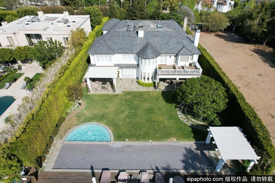鸟瞰詹姆斯洛杉矶豪宅 面积大得像足球场