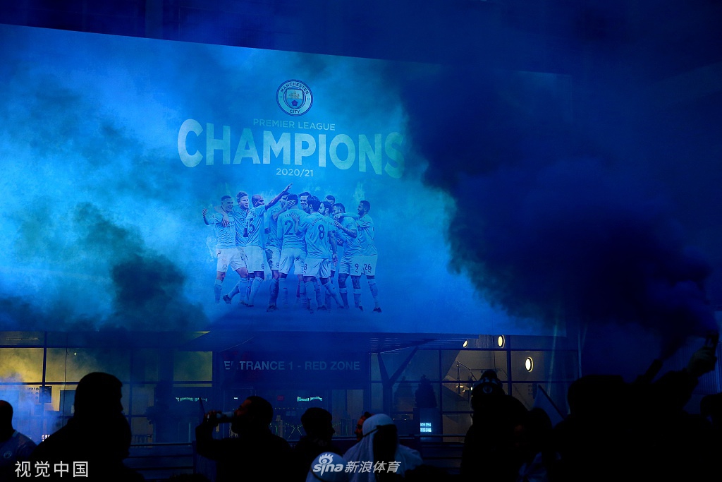 蓝色欢乐海洋！曼城夺冠球迷自发集体庆祝