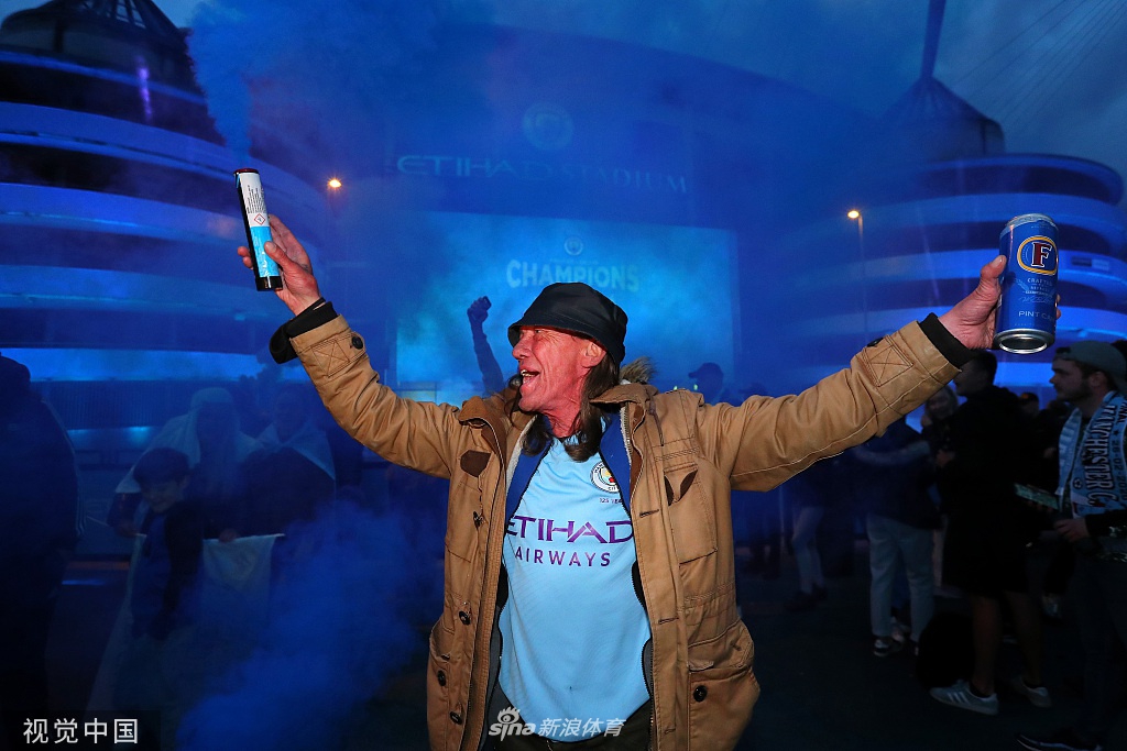 蓝色欢乐海洋！曼城夺冠球迷自发集体庆祝
