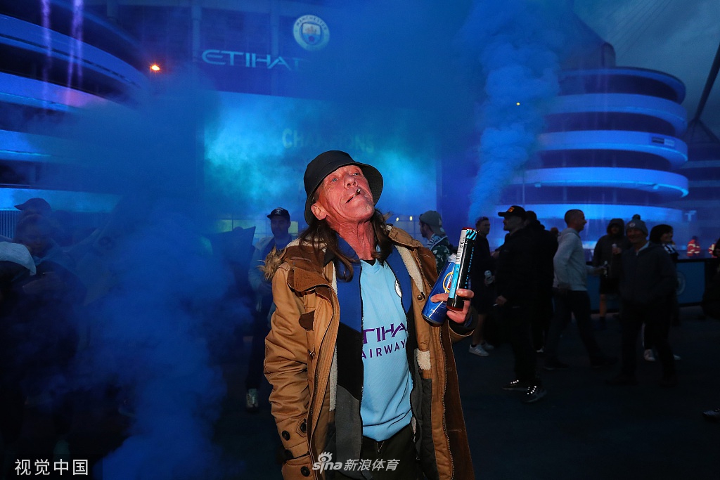 蓝色欢乐海洋！曼城夺冠球迷自发集体庆祝