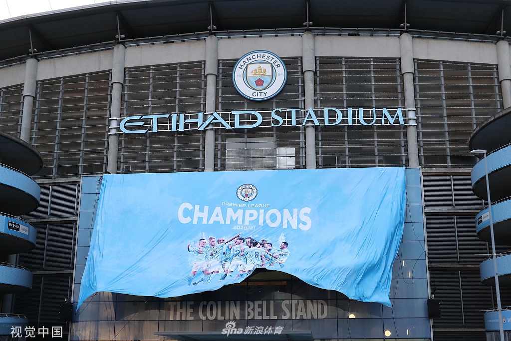 蓝色欢乐海洋！曼城夺冠球迷自发集体庆祝