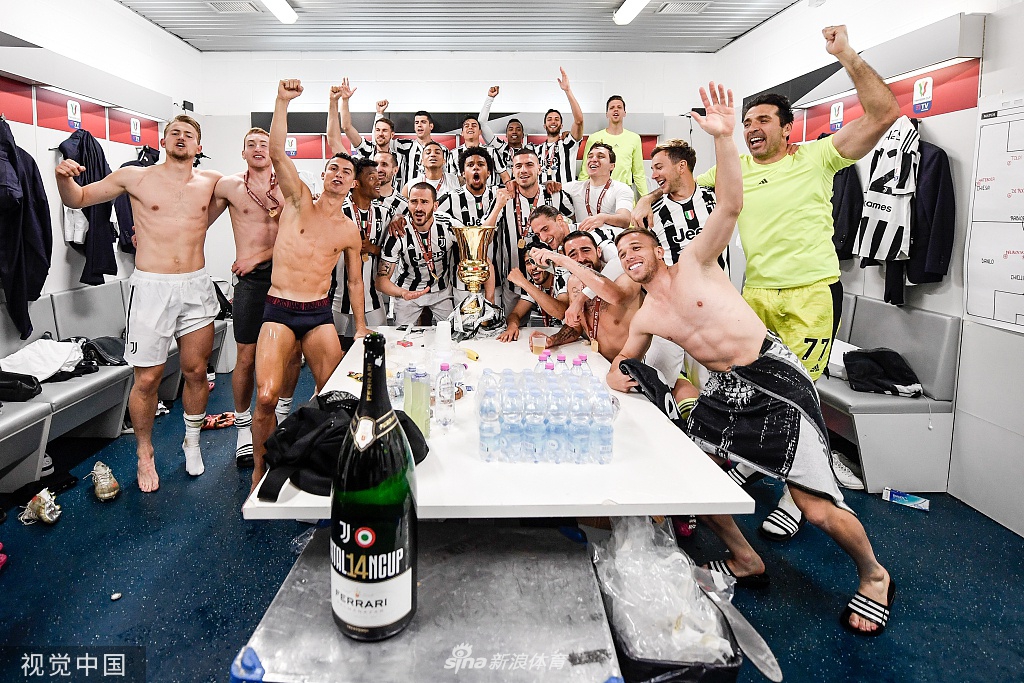 尤文更衣室庆祝拍摄写真 C罗亲吻冠军奖牌