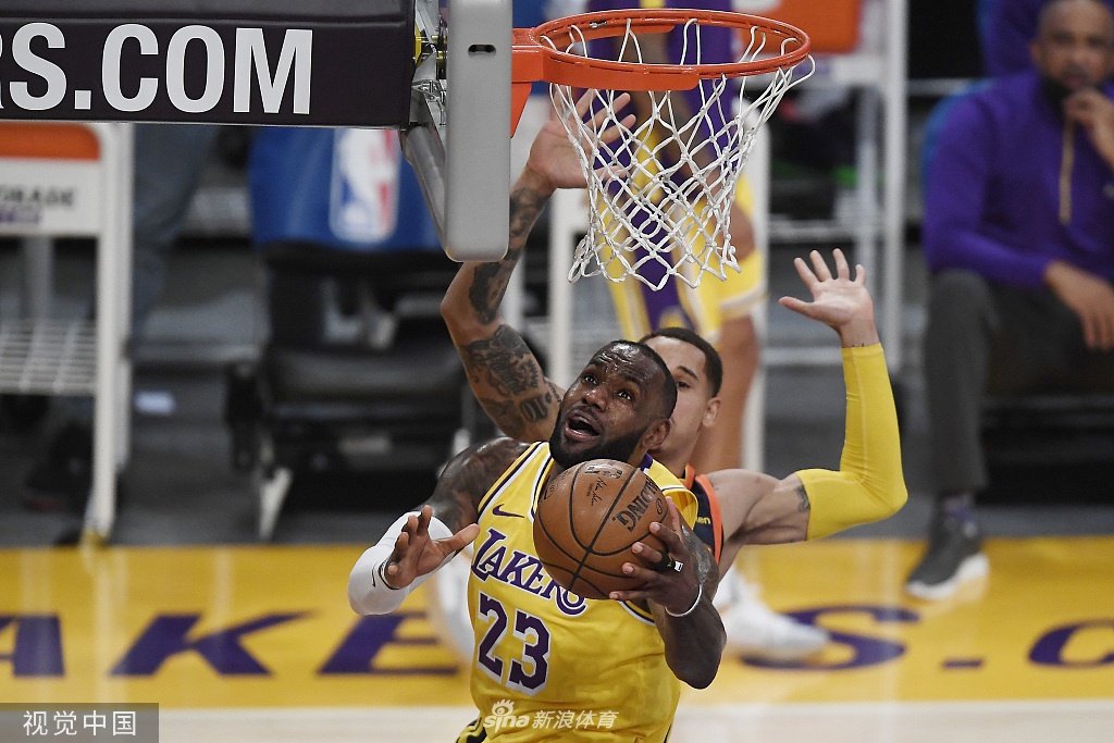 [NBA附加赛]湖人胜勇士晋级季后赛 詹姆斯砍三双