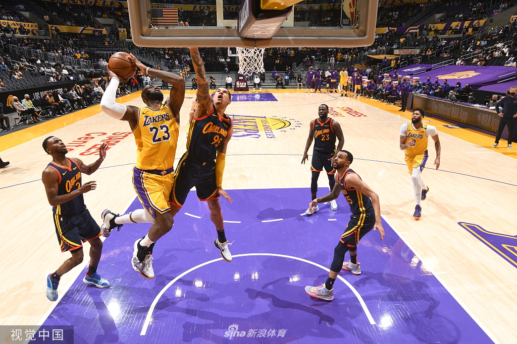 [NBA附加赛]湖人胜勇士晋级季后赛 詹姆斯砍三双