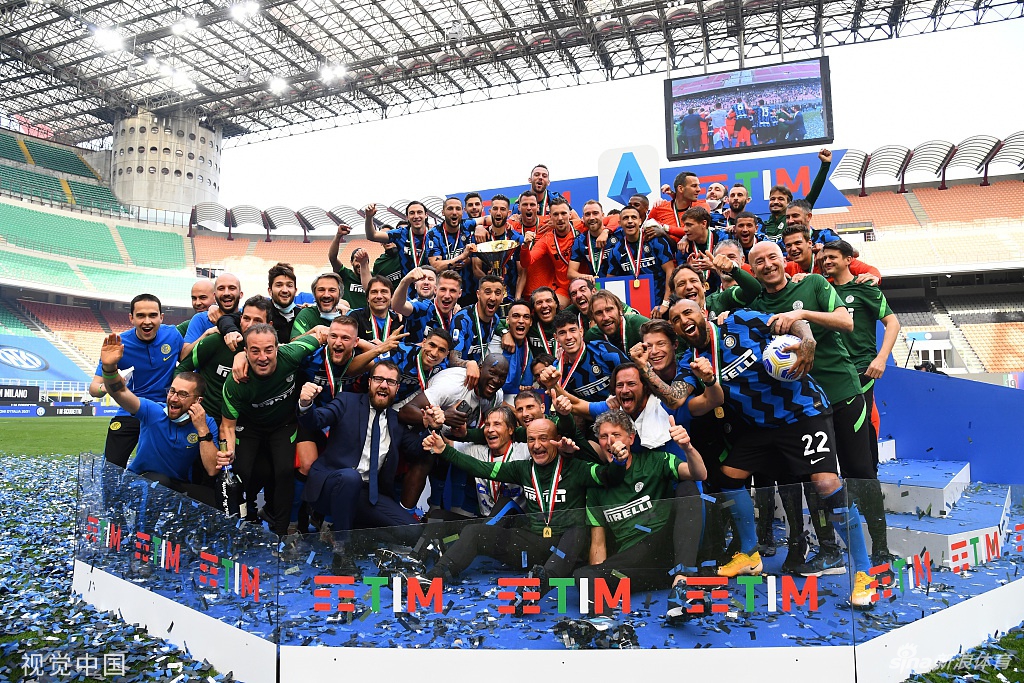荣耀时刻！国米时隔11年再捧意甲冠军奖杯