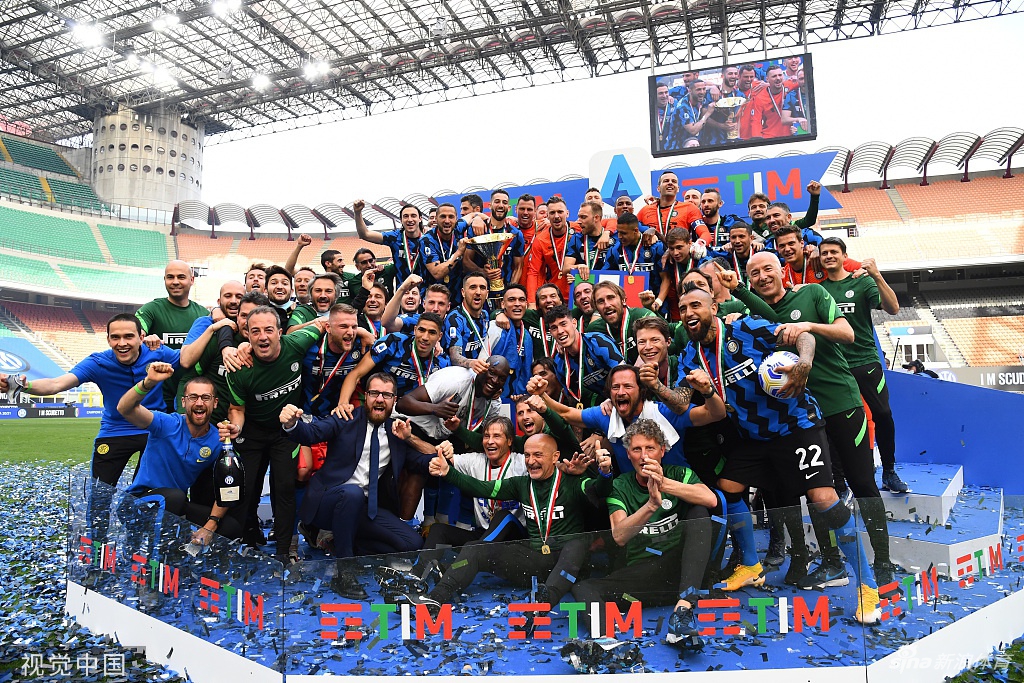 荣耀时刻！国米时隔11年再捧意甲冠军奖杯
