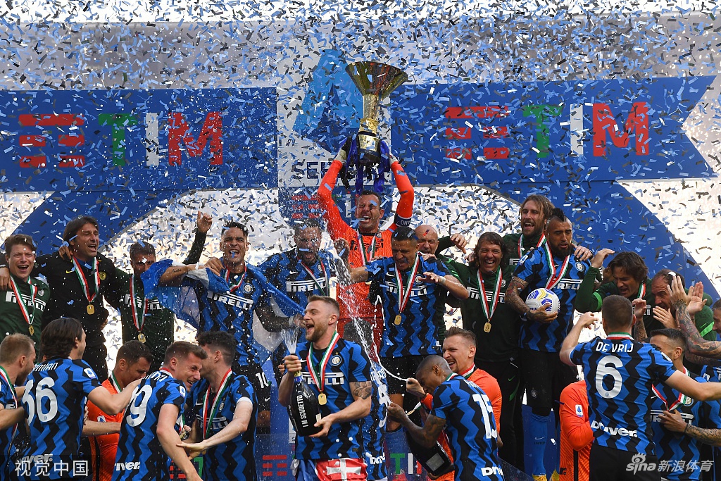 荣耀时刻！国米时隔11年再捧意甲冠军奖杯