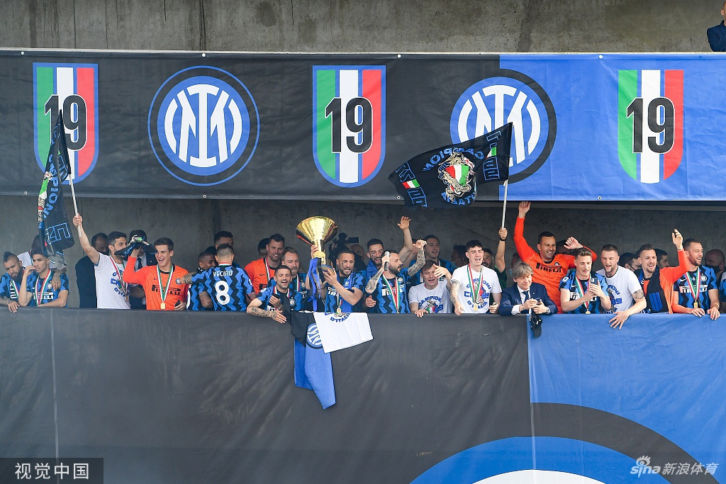 荣耀时刻！国米时隔11年再捧意甲冠军奖杯