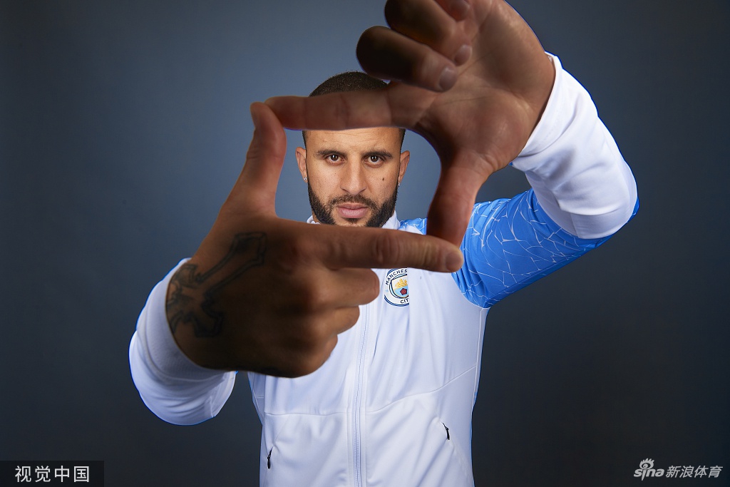 曼城拍摄欧冠决赛写真 德布劳内引领众星