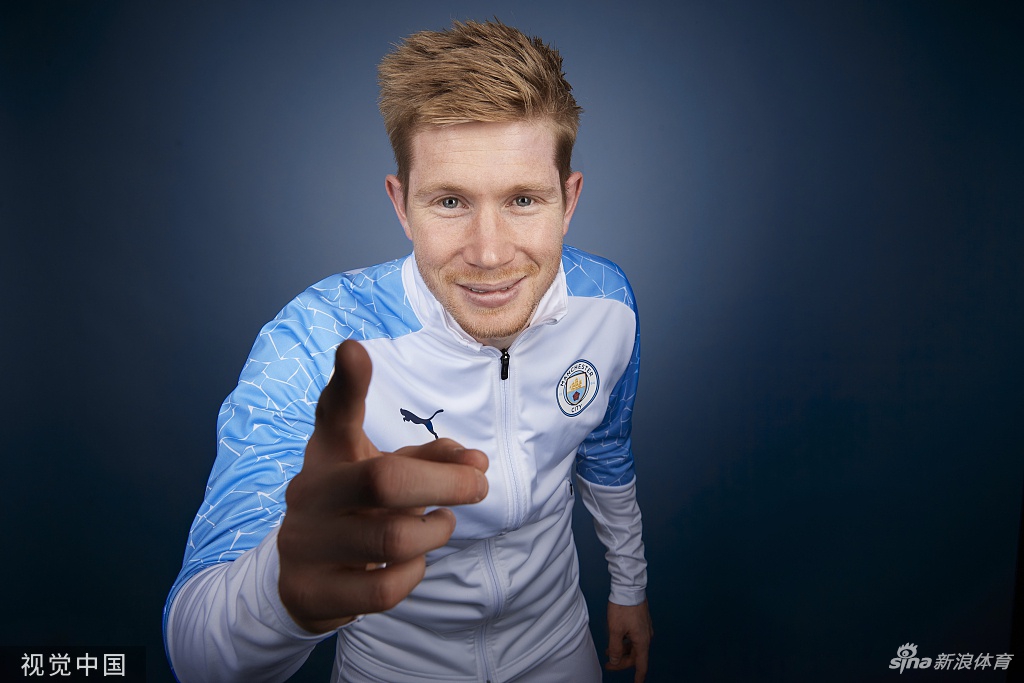 曼城拍摄欧冠决赛写真 德布劳内引领众星