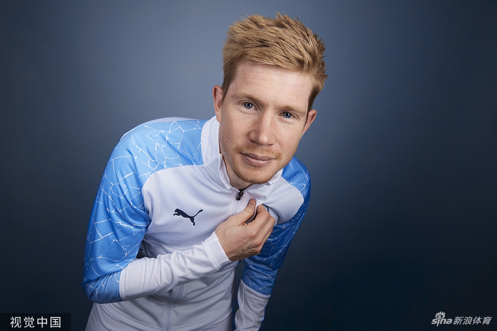 曼城拍摄欧冠决赛写真 德布劳内引领众星