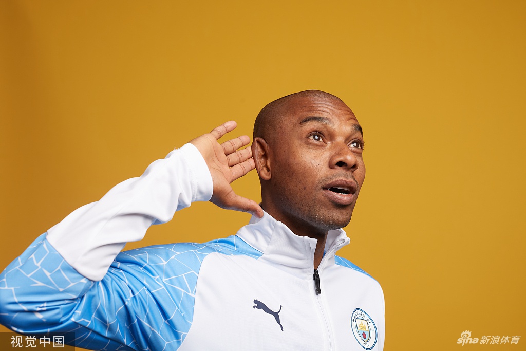 曼城拍摄欧冠决赛写真 德布劳内引领众星