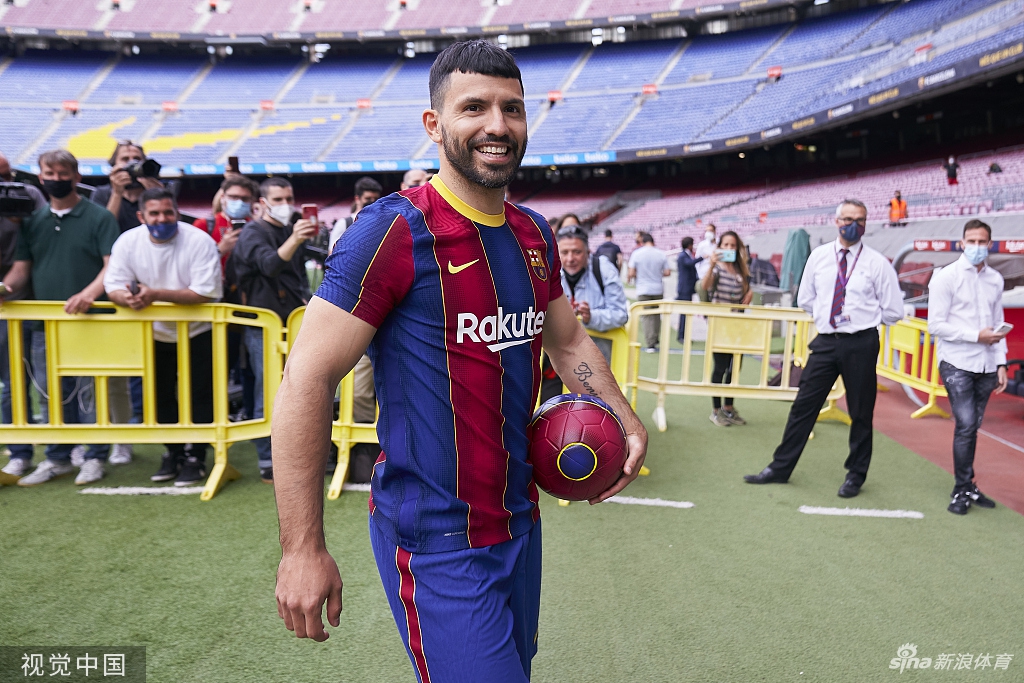 阿圭罗亮相诺坎普 正式与巴萨签约