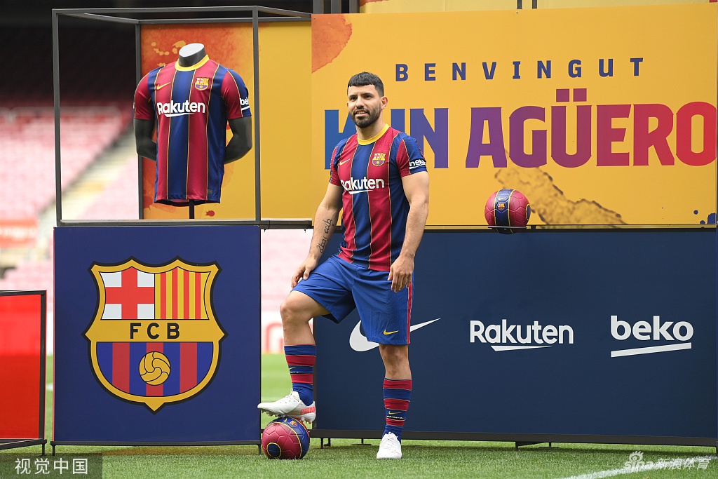 阿圭罗亮相诺坎普 正式与巴萨签约