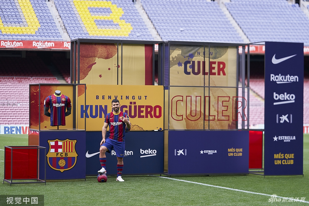 阿圭罗亮相诺坎普 正式与巴萨签约