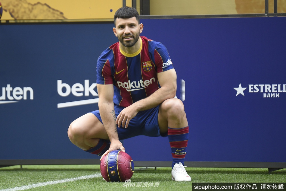阿圭罗亮相诺坎普 正式与巴萨签约