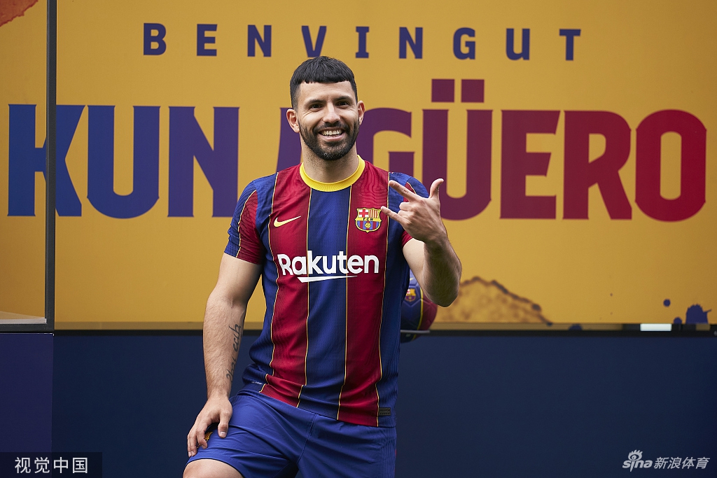 阿圭罗亮相诺坎普 正式与巴萨签约