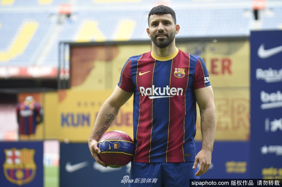 阿圭罗亮相诺坎普 正式与巴萨签约