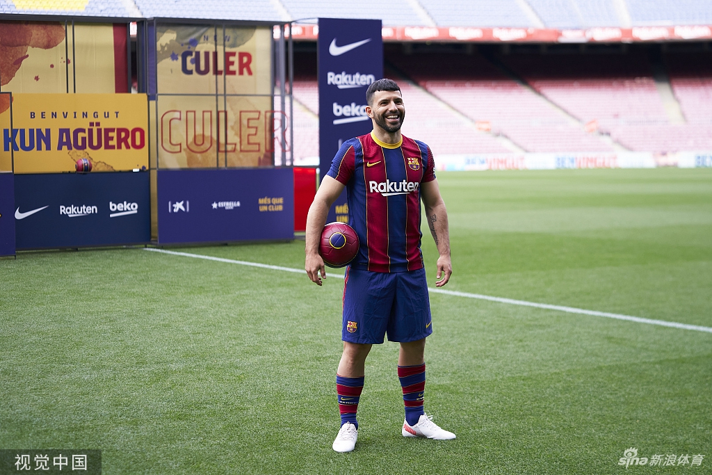 阿圭罗亮相诺坎普 正式与巴萨签约
