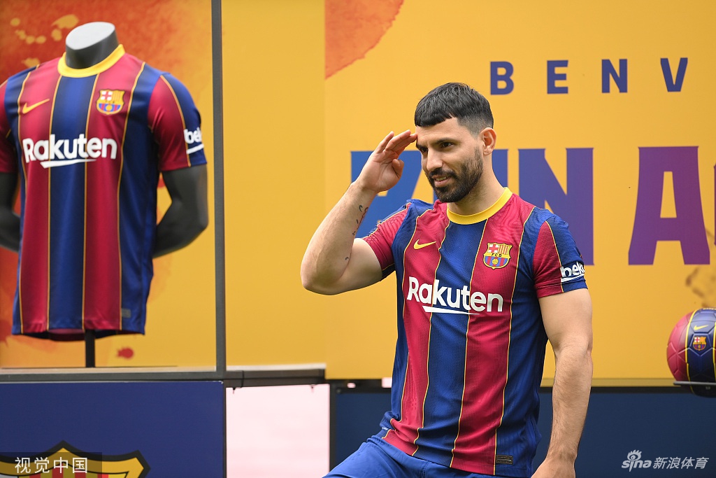 阿圭罗亮相诺坎普 正式与巴萨签约