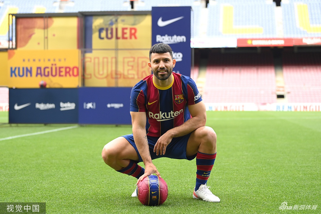 阿圭罗亮相诺坎普 正式与巴萨签约