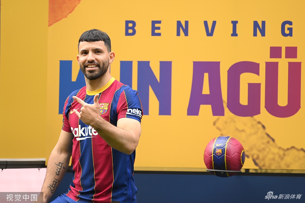 阿圭罗亮相诺坎普 正式与巴萨签约