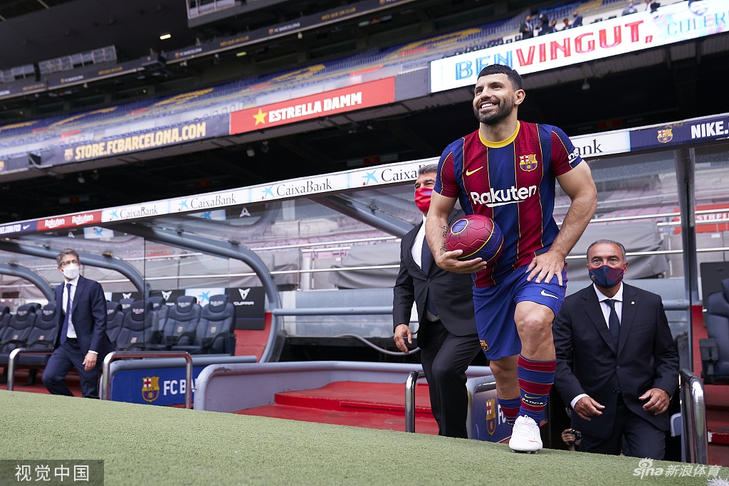 阿圭罗亮相诺坎普 正式与巴萨签约