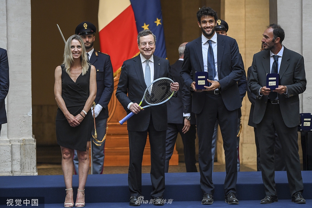 意大利举行欧洲杯夺冠巡游 罗马街头人头攒动