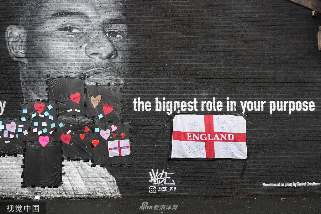 拉什福德街头壁画遭破坏 暖心路人贴便签鼓励支持