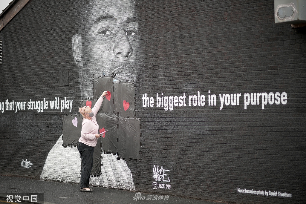 拉什福德街头壁画遭破坏 暖心路人贴便签鼓励支持