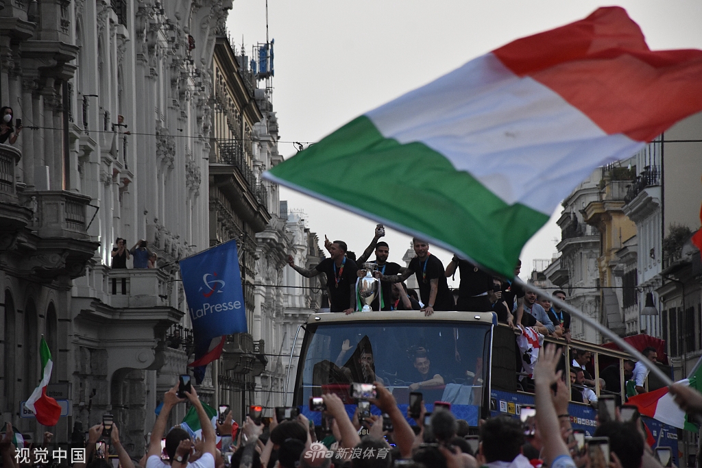 意大利举行欧洲杯夺冠巡游 罗马街头人头攒动