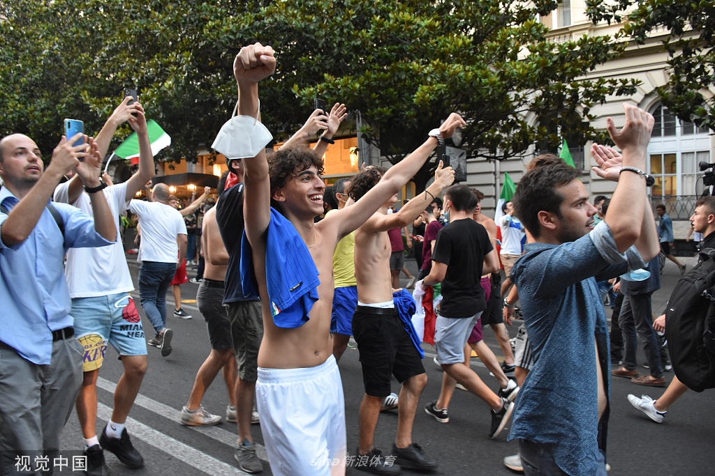 意大利举行欧洲杯夺冠巡游 罗马街头人头攒动