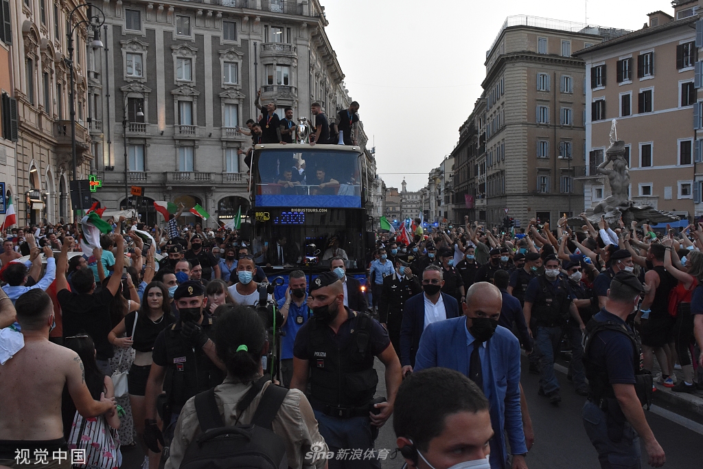 意大利举行欧洲杯夺冠巡游 罗马街头人头攒动