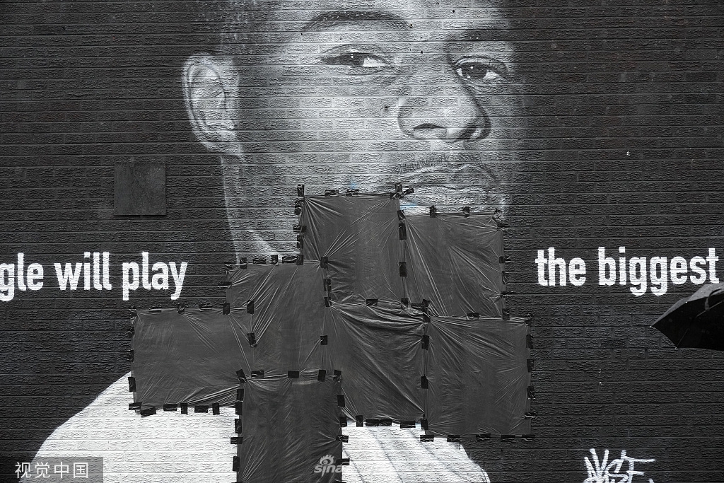 拉什福德街头壁画遭破坏 暖心路人贴便签鼓励支持