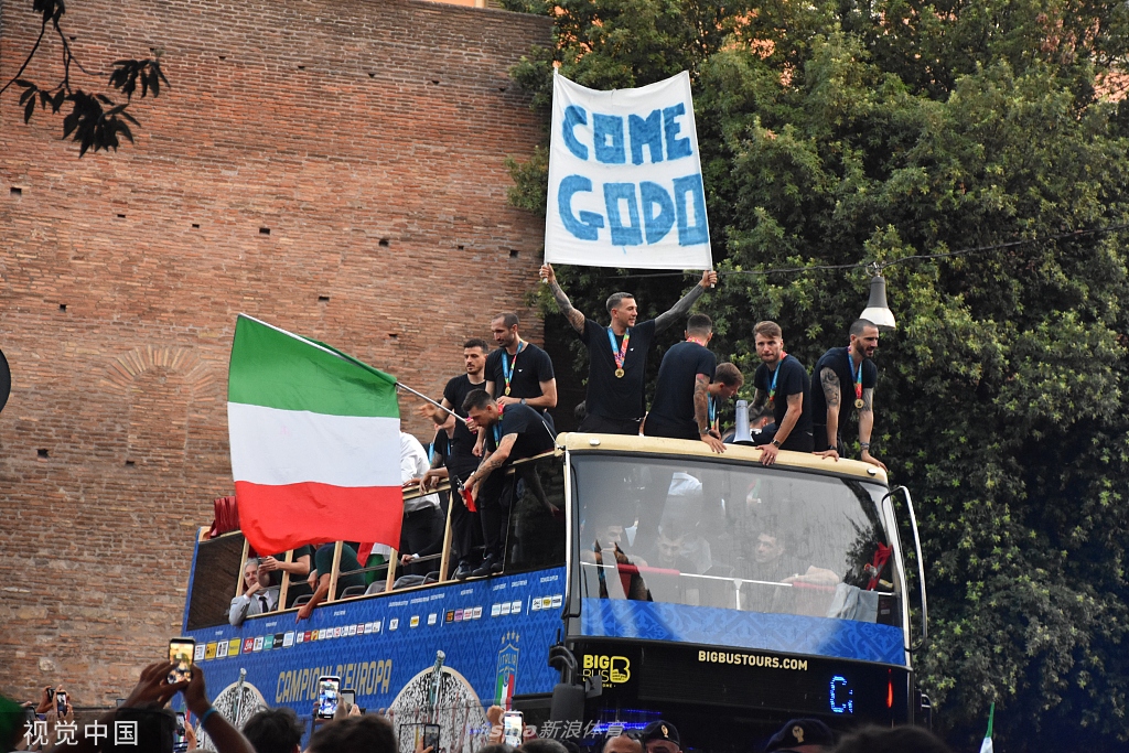 意大利举行欧洲杯夺冠巡游 罗马街头人头攒动